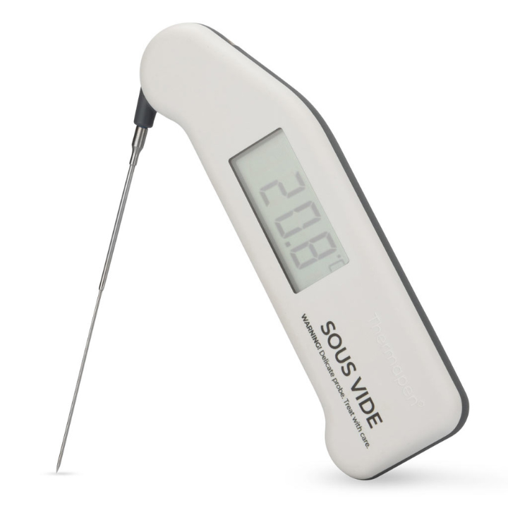 Een witte digitale sous-vide thermometer met zichtbare temperatuur van 20,8°C en een metalen meetsonde. Geschikt voor precisieke bereiding van vlees en vis in sous-vide kookmethodes.