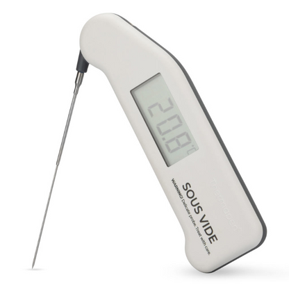 Een witte digitale sous-vide thermometer met zichtbare temperatuur van 20,8°C en een metalen meetsonde. Geschikt voor precisieke bereiding van vlees en vis in sous-vide kookmethodes.