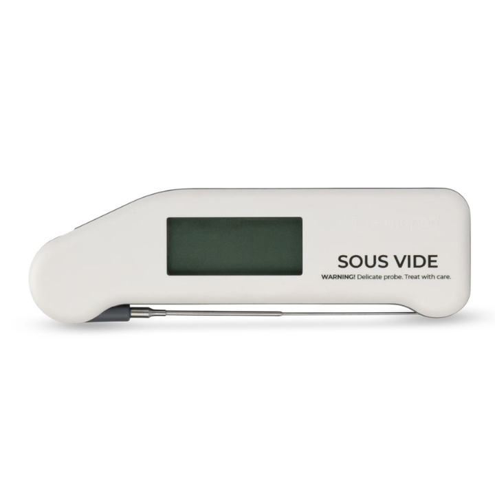 Een witte digitale sous-vide thermometer met zichtbare temperatuurweergave en metalen meetsonde. Geschikt voor precisieke bereiding van vlees en vis in sous-vide kookapparaten.