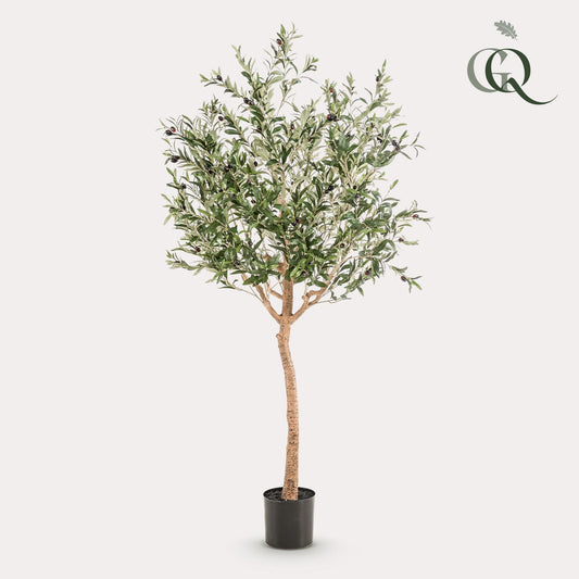 Een kunstmatige olijfboom met groene bladeren en donkere olijven, geplaatst in een zwart potje. Perfect voor interieurdecoratie en een natuurlijke sfeer in woon- of kantoorruimtes.