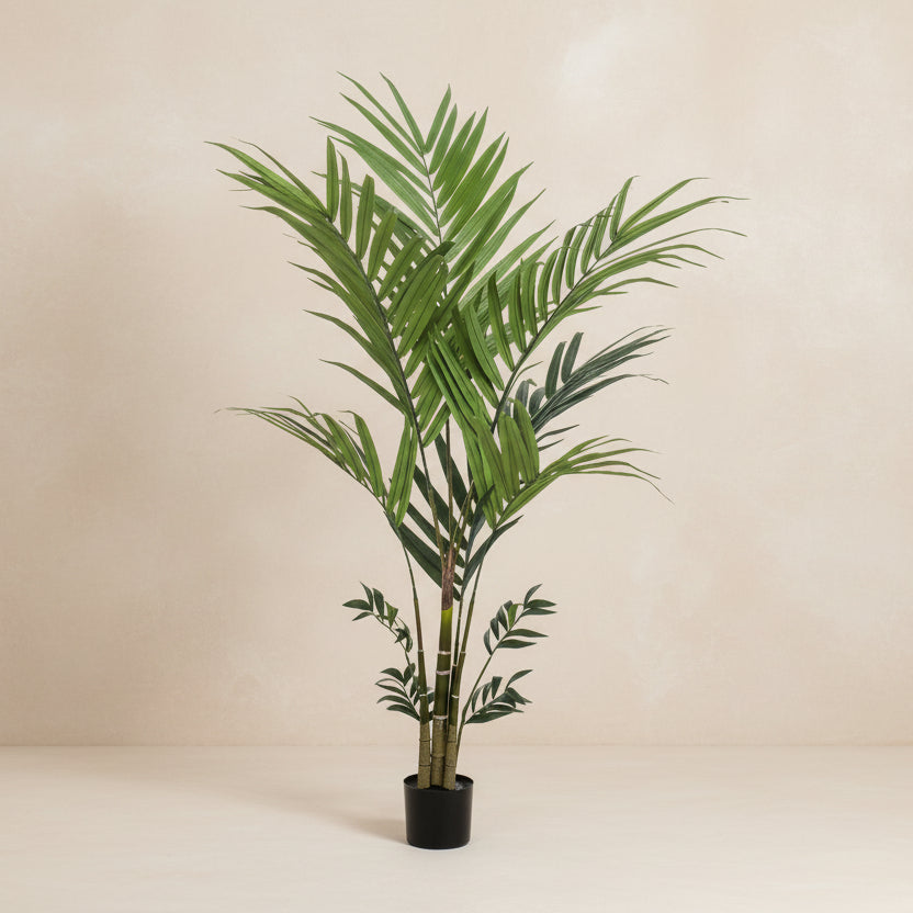 Groene kunstplant met realistische bladeren en bamboestam, geplaatst in een zwart potje. Ideaal als decoratie voor woonkamer of kantoor, geeft een natuurlijke en frisse sfeer.