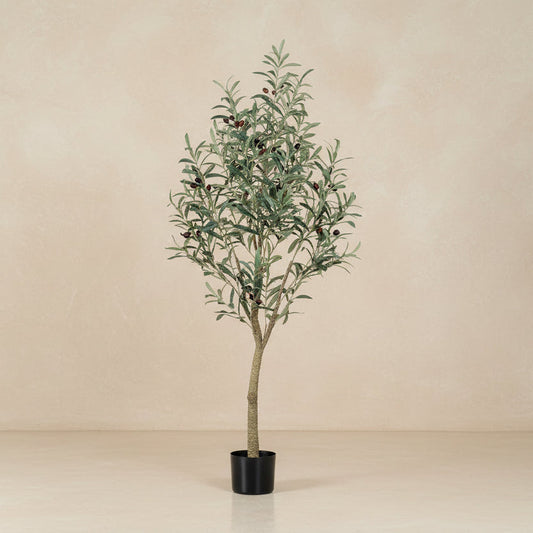 Een kunstmatige olijfboom met groene bladeren en donkere vruchten, geplaatst in een zwart potje. Ideaal als decoratie voor woonruimtes of als interieurplant voor een rustige sfeer.