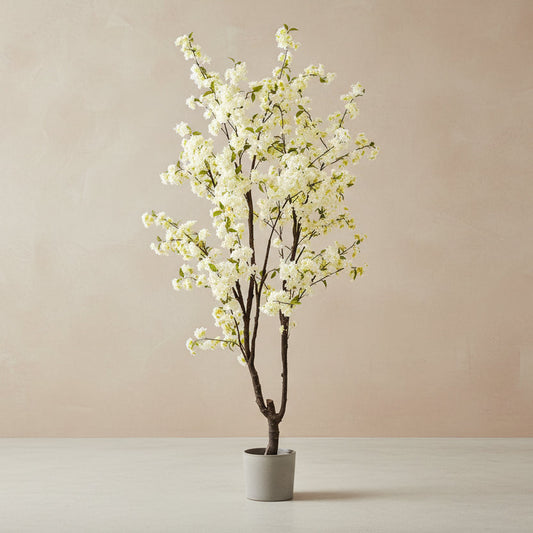 Een kunstbloemenboom met witte kersenbloesems en groene bladeren in een grijze pot, ideaal voor binnenruimtes. Perfect voor decoratie in woonkamer of kantoor.