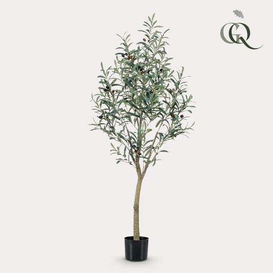 Een realistische kunstolieboom met groene bladeren en donkere vruchten, geplaatst in een zwarte pot. Perfect voor binnenruimtes als decoratieve plant voor woonkamer of kantoor.