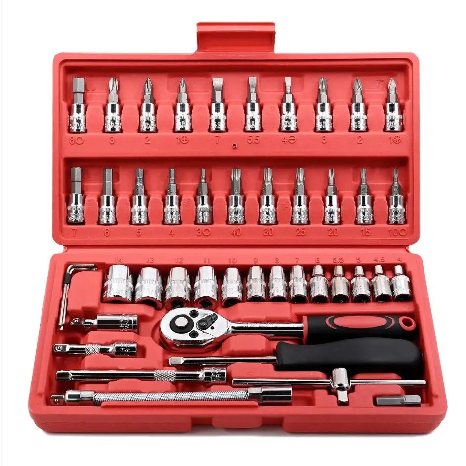 Een rood gereedschapskist met zilverkleurige schroefkoppen en een draaibare schroevendraaier, geschikt voor auto- en huishoudelijke reparaties.