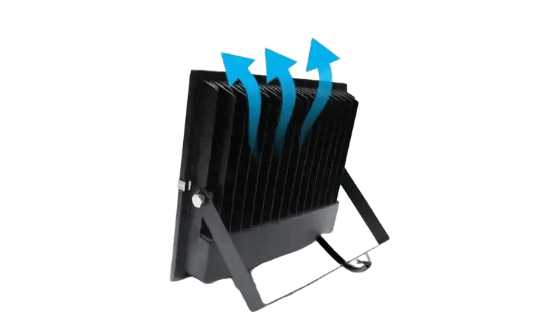 Een zwarte 30W LED floodlight met IP67 bescherming, voor buitenverlichting. Witte LED-arrays en zichtbare montagebeugel op een minimalistisch ontwerp.
