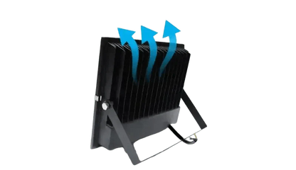 Een zwarte 30W LED floodlight met IP67 bescherming, voor buitenverlichting. Witte LED-arrays en zichtbare montagebeugel op een minimalistisch ontwerp.