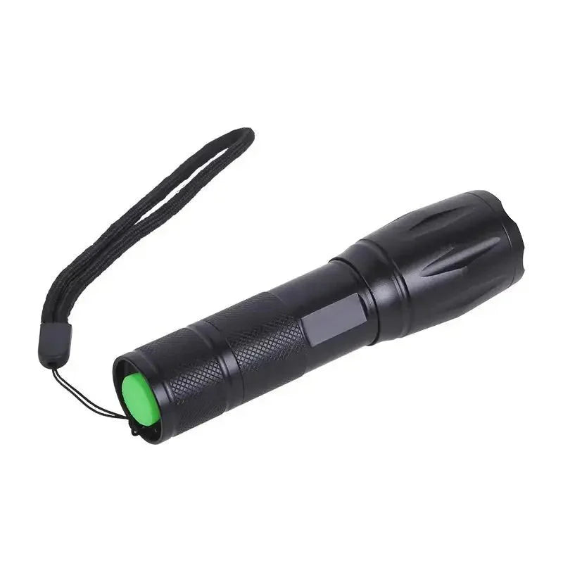 Zwarte XML-T6 zaklamp met textuur, zichtbare schakelaar en draaibare focusring. Geschikt voor avonturen, nachtzicht en noodgebruik.