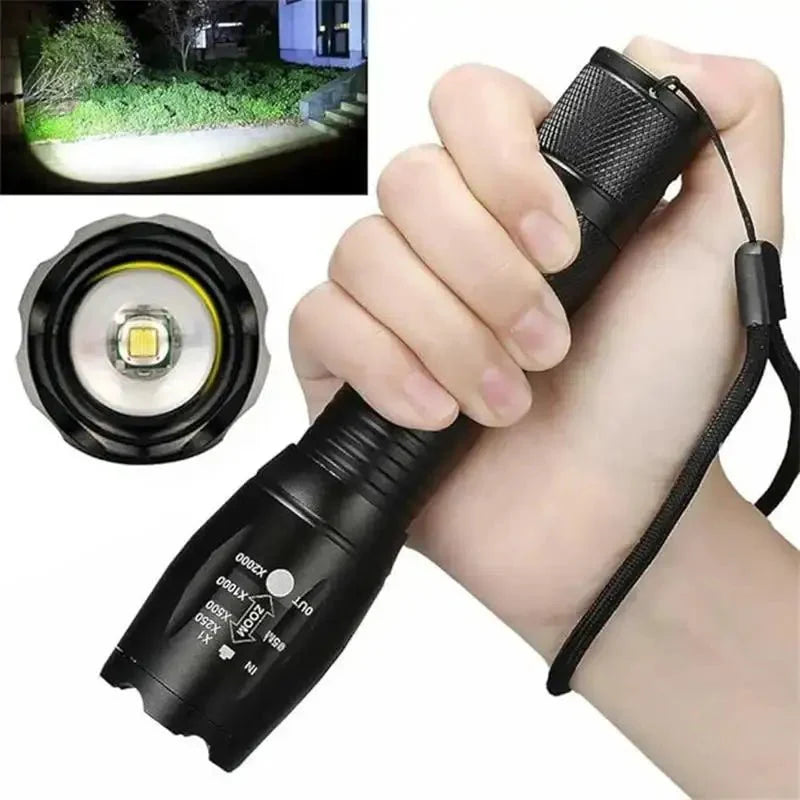 Zwarte XML-T6 zaklamp met textuur, zichtbare modusknop en lichtgevende lens, geschikt voor avontuur en noodgebruik. Compacte, robuuste ontwerp voor outdoor-activiteiten en nachtverlichting.
