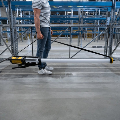 Een witte, opstelbare werklicht met gele details en zwarte driepootstandaard, voorzien van een kabel en schakelaar, geschikt voor industriële of bouwplaatsverlichting.