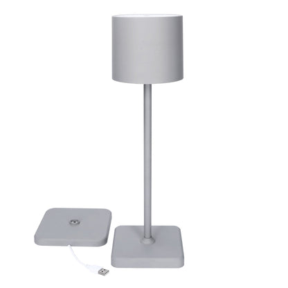 Een minimalistische grijze tafellamp met cilindrisch scherm en rechte steel, geschikt voor moderne slaapkamers of werkkantoor. Geïnspireerd op Scandinavische design, ideaal voor rustige avonden of studie.