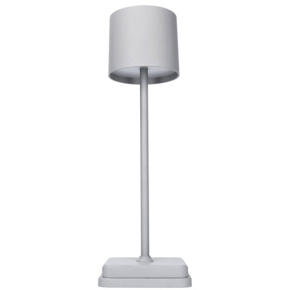 Een minimalistische, grijze tafellamp met een cilindrische kap en een dunne steel, geplaatst op een vierkante voet. Ideaal voor moderne slaapkamers of werkkantoorverlichting.