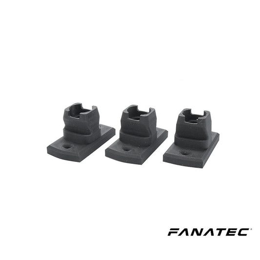 Drie zwarte Fanatec schroefklemmen van rubber, elk met een U-vormige opening en een boorgat, geschikt voor gamingstoelen en racestoelen. Gebruik voor veilige montage van schroefsystemen.