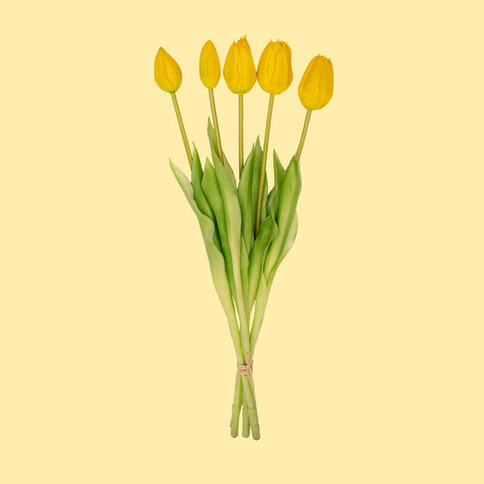 Oranje tulpen met gele tinten en groene bladeren, geïnspireerd op een bloemenstuk voor interieurdecoratie. Perfect voor een levendige, natuurlijke sfeer in woon- of kantoorruimtes.