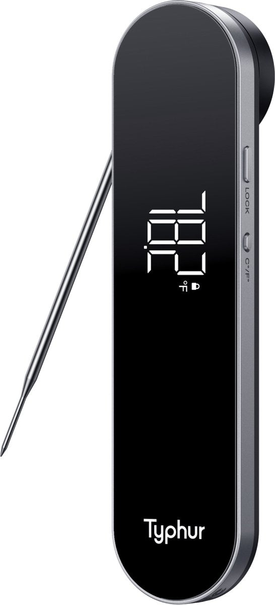 Een zwarte, slimme digitale thermometer van Typhur met zichtbare temperatuurweergave en een metalen meetstok. Geschikt voor nauwkeurige lichaamstemperatuurmeting en kookcontrole.
