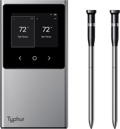 Zilverkleurige Typhur smart thermostaat met scherm voor twee zones, naast twee zwarte en zilveren temperatuursensoren voor precieze huiscontrole. Ideaal voor slimme verwarming en koeling in huishoudens.