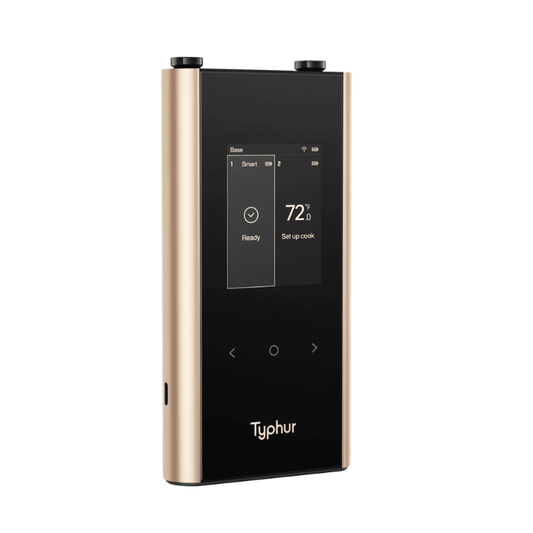 Een goudkleurige Typhur smart kitchen gadget met zwart scherm, waarop 72°F en 'Set up cook' te zien zijn. Modern ontwerp voor slimme keukengereedschap en automatische kookfuncties.