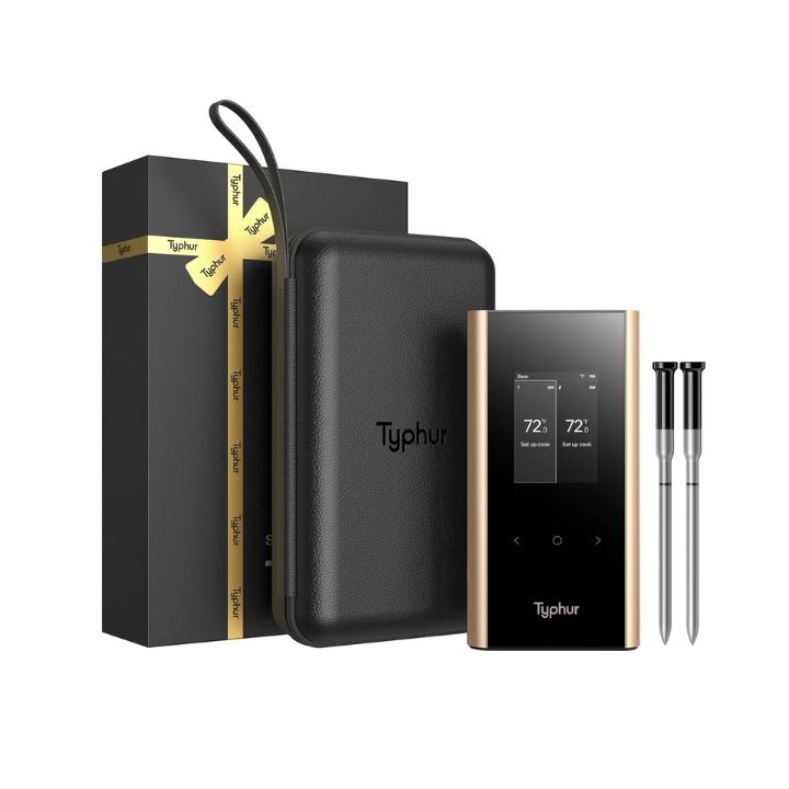 Typhur Smart Thermometer met goudkleurige rand en zwart scherm, geleverd met zwarte lederen hoes en twee metalen sensorstokjes, ideaal voor precisieke keukencontrole en grilltoepassingen.