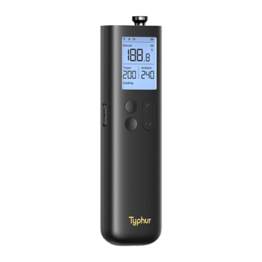 Zwart Typhur infrarood thermometer met digitale display, toont temperatuurwaarden voor kooktoepassingen. Gebruik voor nauwkeurige temperatuurmeting in keuken of op kookplaat.