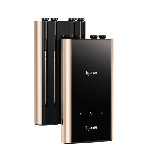 Gouden Typhur smart kitchen device met zwart scherm, waarop temperatuurinstellingen en kookstatus zichtbaar zijn. Modern ontwerp voor slimme keukengereedschap en precisiecooking.