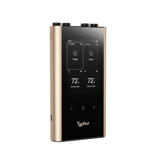 Gouden Typhur smartkookapparaat met zwart glazen scherm, waarop temperatuurinstellingen en kookstatus zichtbaar zijn. Geschikt voor moderne keukens en slimme koken.