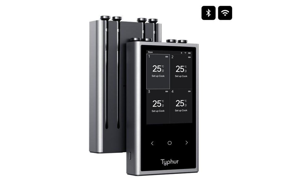 Zilverkleurige Typhur smartkookapparaat met digitale display en vier temperatuurzones, uitgerust met Bluetooth en Wi-Fi voor slimme keukenbeheer. Modern ontwerp met glanzend metaal en duidelijke interface voor draadloze kookcontrole.