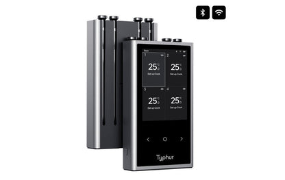 Zilverkleurige Typhur smartkookapparaat met digitale display en vier temperatuurzones, uitgerust met Bluetooth en Wi-Fi voor slimme keukenbeheer. Modern ontwerp met glanzend metaal en duidelijke interface voor draadloze kookcontrole.