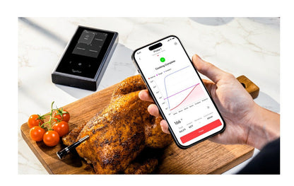 Zilverkleurige Typhur smartkookapparaat met digitale display en vier temperatuurzones, uitgerust met Bluetooth en WiFi voor slimme keukenbeheer. Modern ontwerp met glanzend metaal en duidelijke interface voor gemakkelijke gebruik.