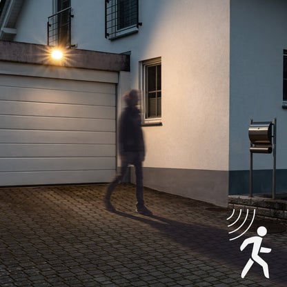 Zwarte LED’s Floodlight 30W met bewegingssensor, voor buitenverlichting. Zichtbare LED-matrix, montagearm en kabel voor veilige nachtverlichting.