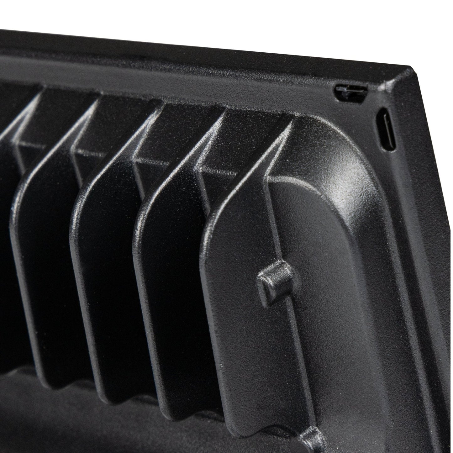Zwarte LED’s Floodlight 50W met bewegingssensor, voor buitenverlichting. Het apparaat heeft een glazen kap en zichtbare schroefmontage voor gemakkelijke installatie.