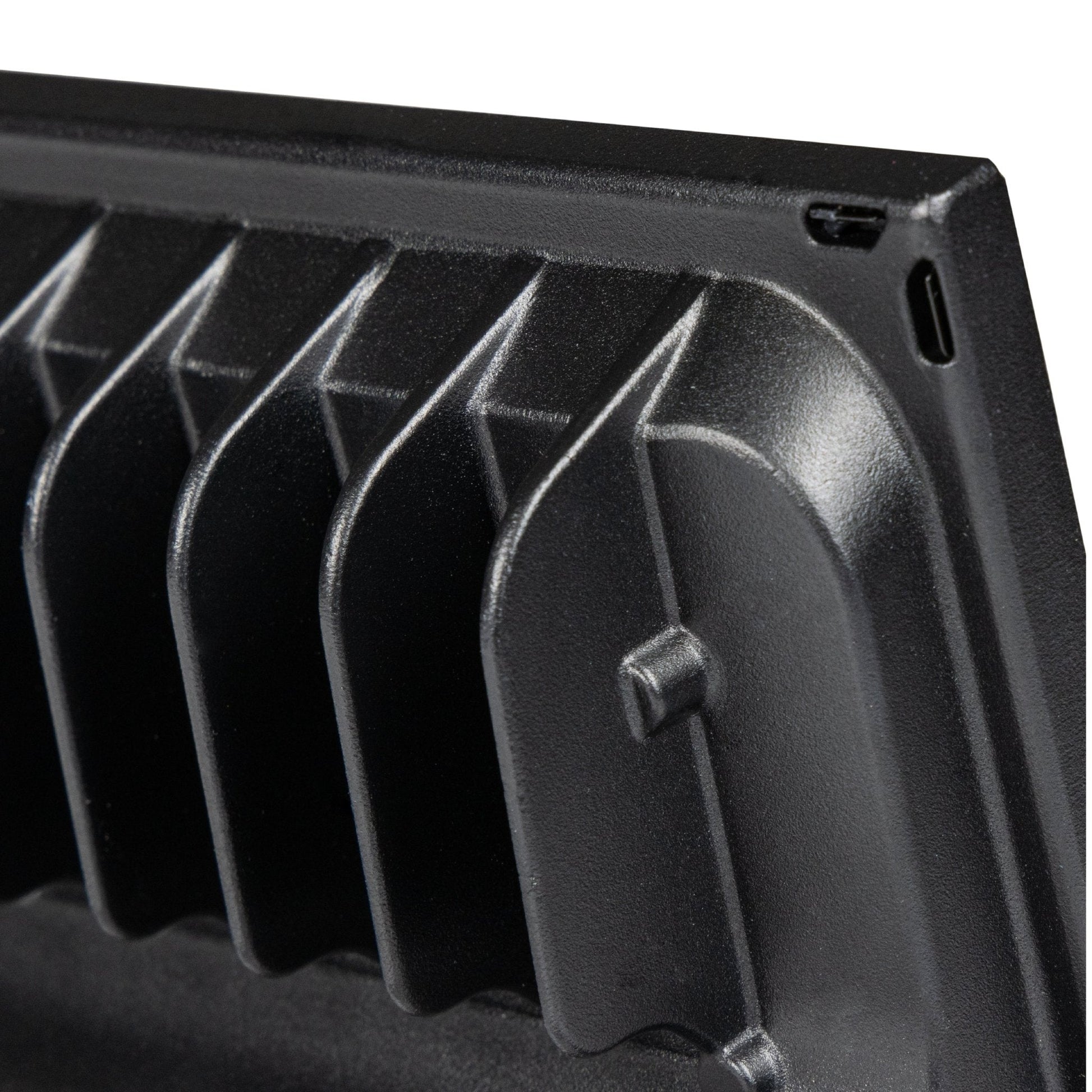 Zwarte LED’s Floodlight 50W met bewegingssensor, voor buitenverlichting. Het apparaat heeft een glazen kap en zichtbare schroefmontage voor gemakkelijke installatie.