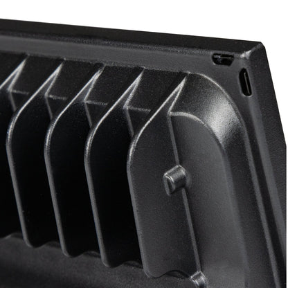 Zwarte LED’s Floodlight 50W met bewegingssensor, voor buitenverlichting. Het apparaat heeft een glazen kap en zichtbare schroefmontage voor gemakkelijke installatie.