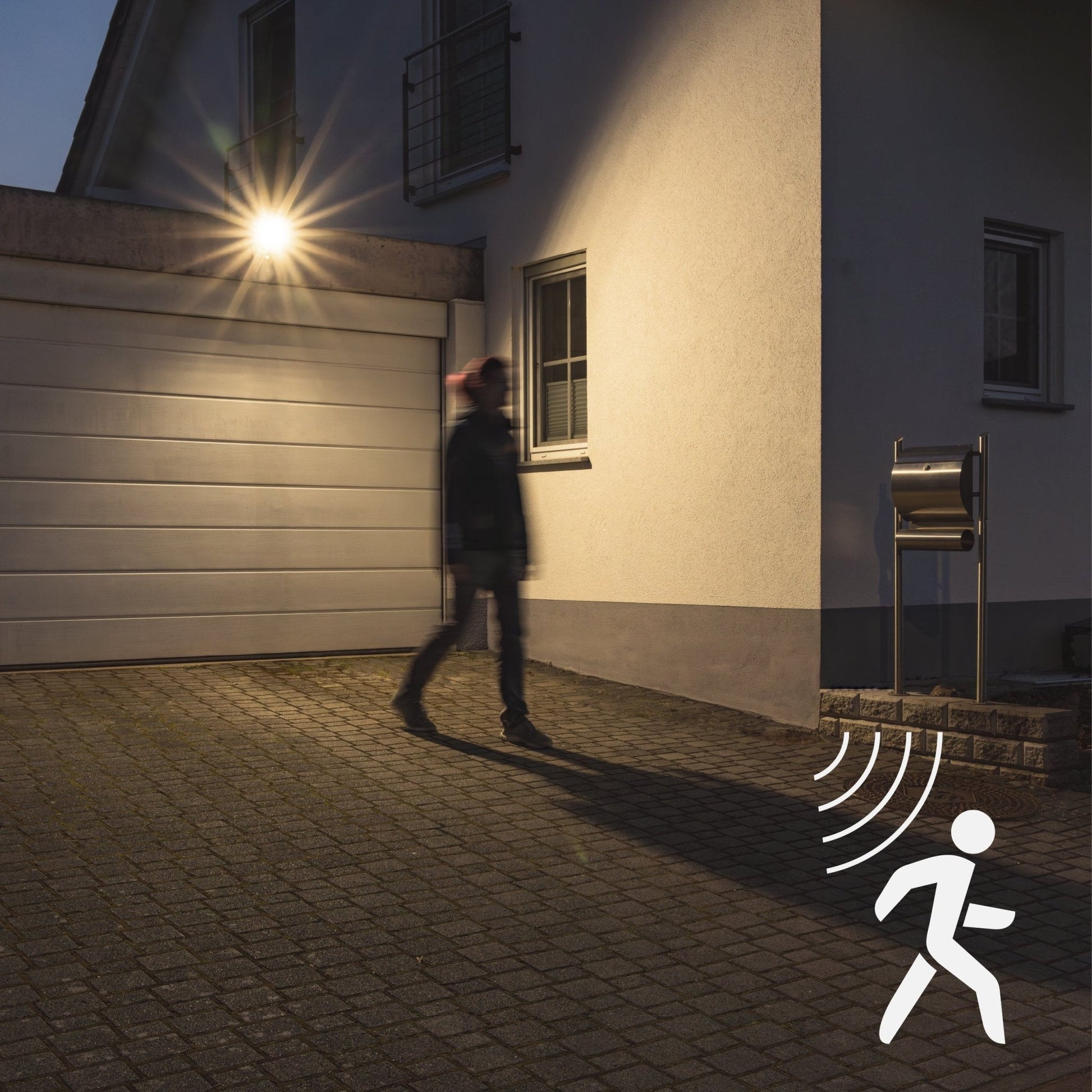 Zwart LED buitenverlichting met 50W vermogen en bewegingssensor, geschikt voor tuin- en terrasverlichting. Zichtbare LED-dioden en montagearm voor flexibele installatie.