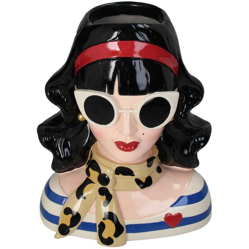 Een glanzende keramische theepot in de vorm van een vrouw met zwart haar, rode band, witte zonnebril en luipaardprint sjaal. Perfect voor een retro koffietafel of als decoratief item in een vintage interieur.