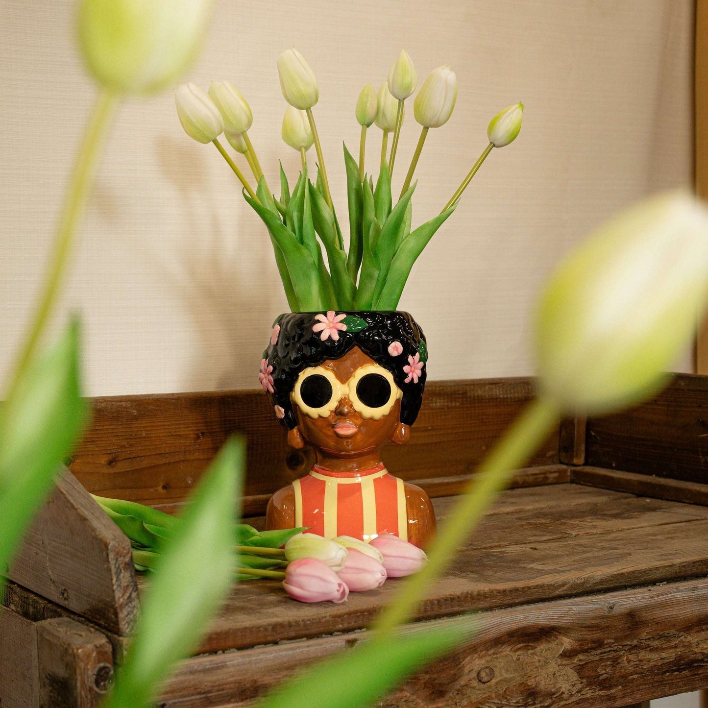 Vase Lady Sunny + 10x Real Touch Tulips White/Green – Artificial plant – Comnox Company