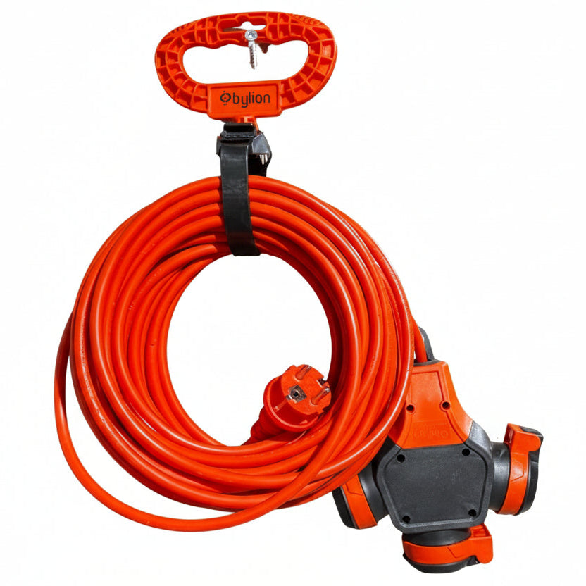 Oranje stroomkabel met opvouwbare houder en stekker, geschikt voor gebruik in tuin of werkplaats. Gebruik voor veilige stroomvoorziening bij zware apparatuur.