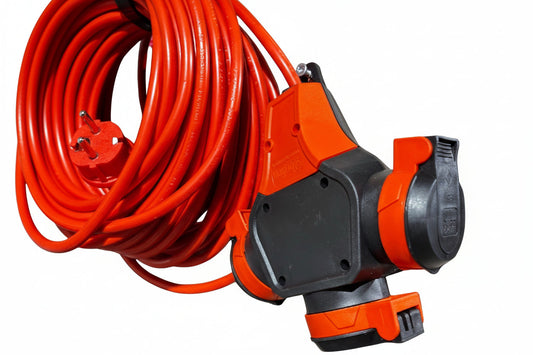 Oranje stroomkabel met opvouwbare handgreep en zwarte aansluiting, geschikt voor gebruik in tuin of werkplaats. Gebruik voor veilige stroomvoorziening in buitenruimtes.