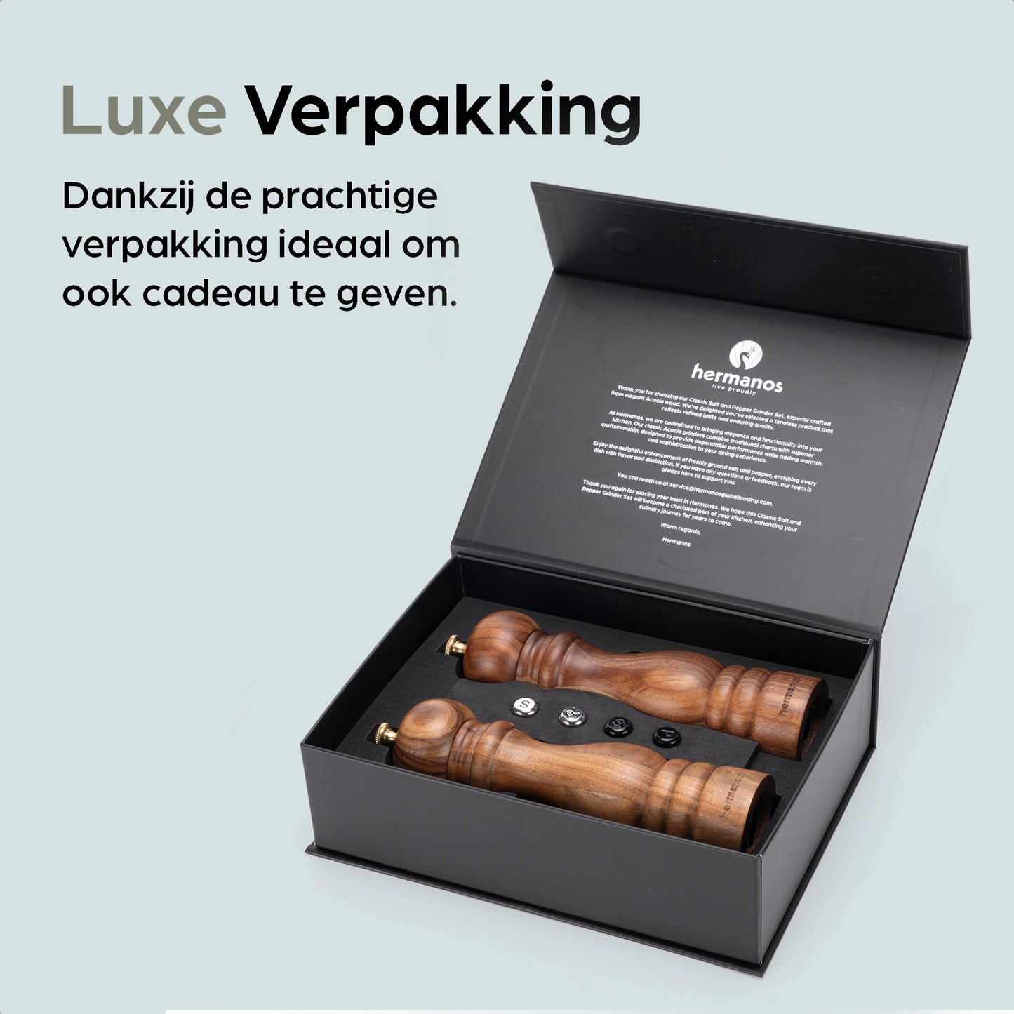 Luxe zwarte verpakking met houten zout- en pepermolenset