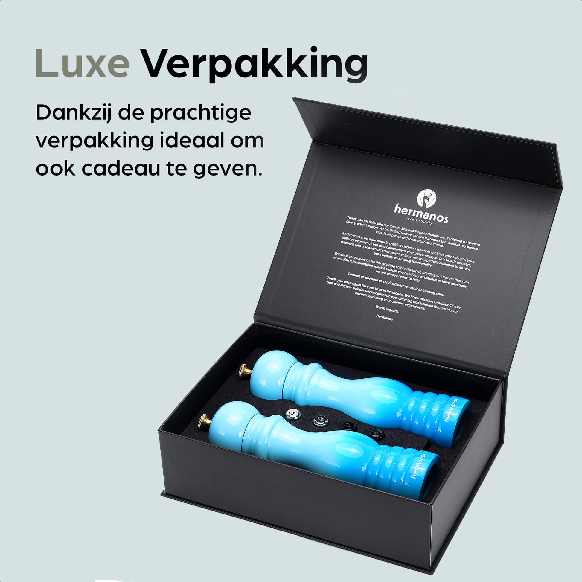 Blauwe houten peper- en zoutmolen van Hermanos, met goudkleurige doppen en een FSC-keurmerk, geschikt voor keukengereedschap en decoratieve keukenaccessoires.