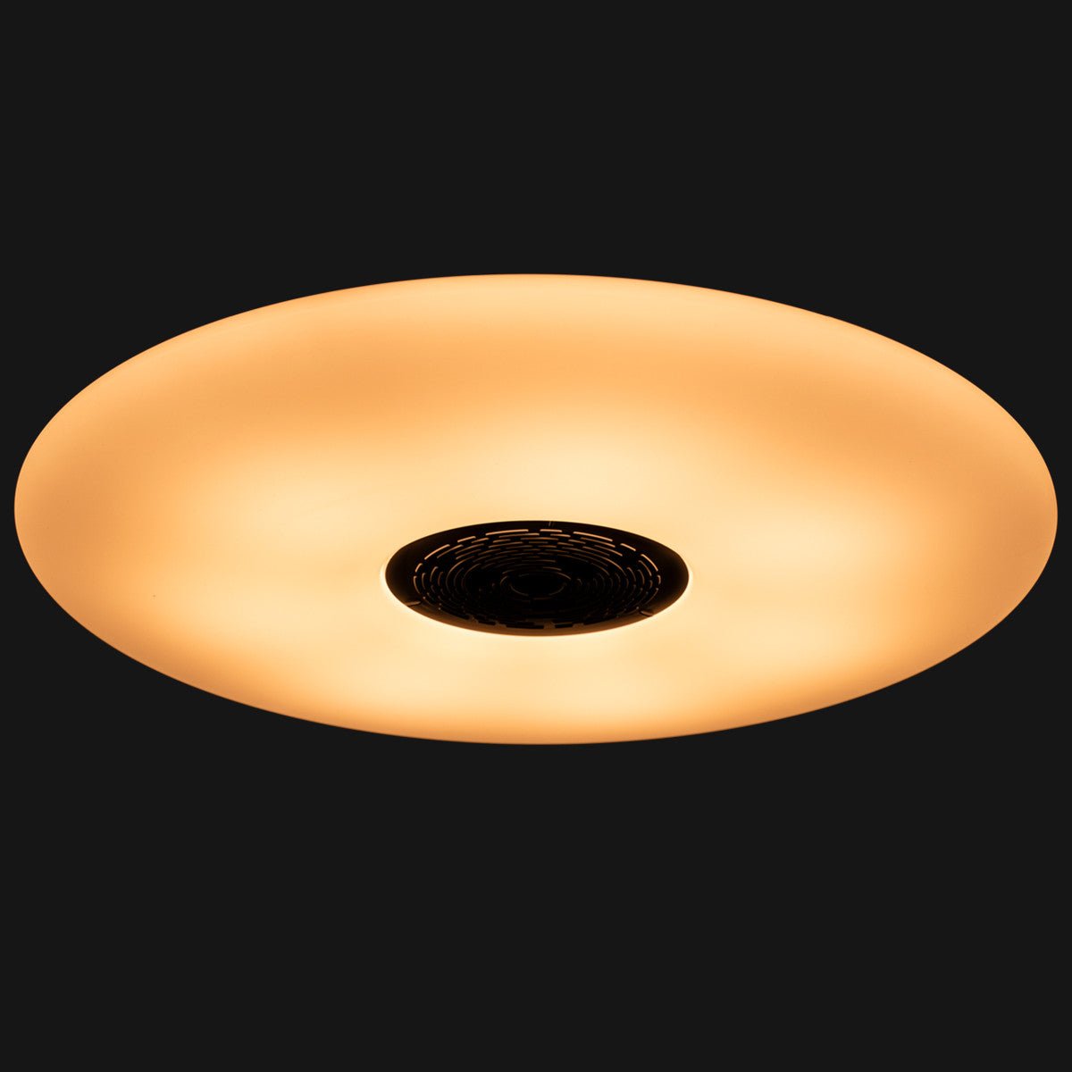 Een witte, ronde plafondlamp met zwarte bedieningsring, geïntegreerd met slimme apparaatjes voor kleurverandering en smart home controle. Geschikt voor moderne woonruimtes en technologische interieurs.