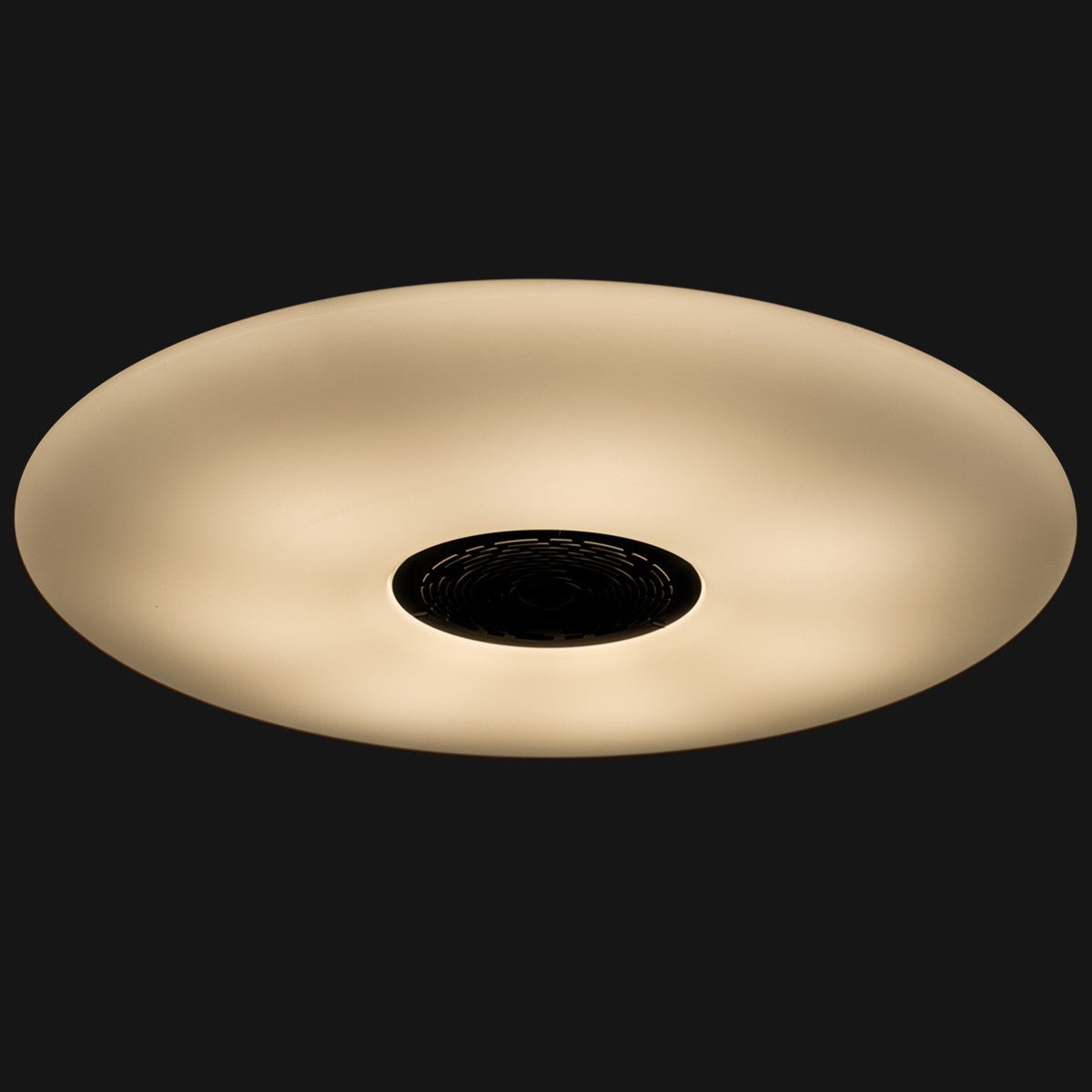 Een witte, ronde plafondlamp met zwarte bedieningsring, geïntegreerd met slimme apparaatjes voor kleurcontrole en smart home-gebruik. Geschikt voor moderne woonruimtes en technologische interieurs.