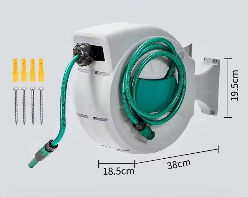 Een witte, wandmonteerde tuinslangrol met een groene slang en een zwarte kraan, geschikt voor tuinwatering. De slang is opgerold en hangt aan een moderne, minimalistische muur.