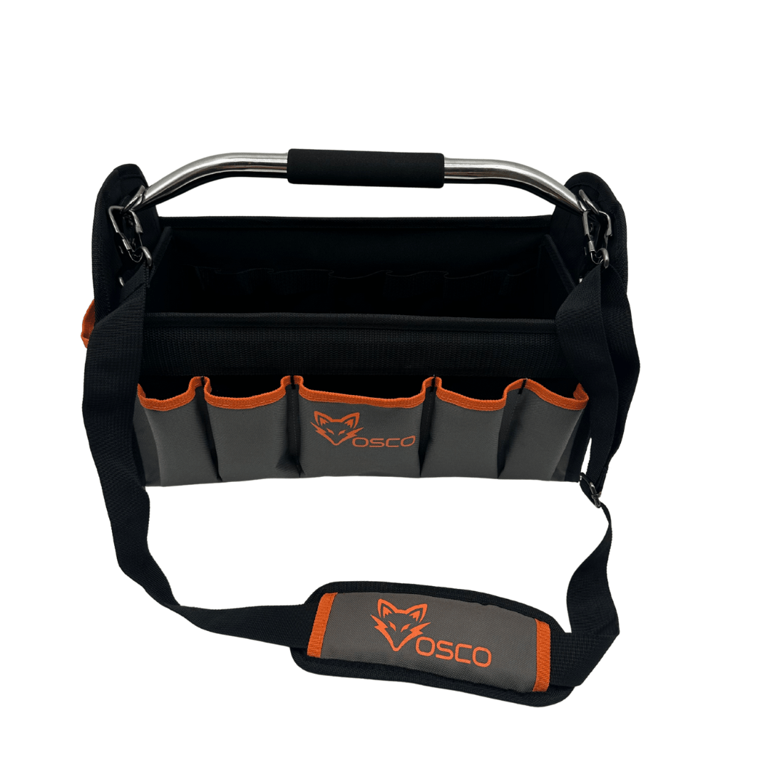 De zwarte OSO toolbag met oranje accenten en metalen handvat is gemaakt van stevig materiaal en heeft meerdere zakken voor gereedschap. Ideaal voor professionals en DIY’ers die op zoek zijn naar een praktische, draagbare oplossing.