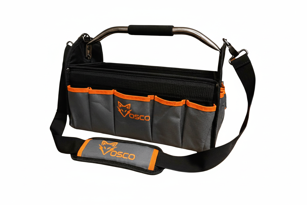 De zwarte OSO toolbag met oranje accenten en metalen handvat is gemaakt van sterk materiaal, voorzien van meerdere zakken en een schouderband. Ideaal voor professionele houtbewerkers en tuinmannen die hun gereedschap op orde willen houden.