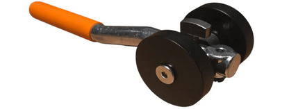 Vosco handbediend schroefkruiser met oranje grip en zwarte rubberen schijf, geschikt voor het verwijderen van schroeven in auto’s en andere metalen onderdelen.