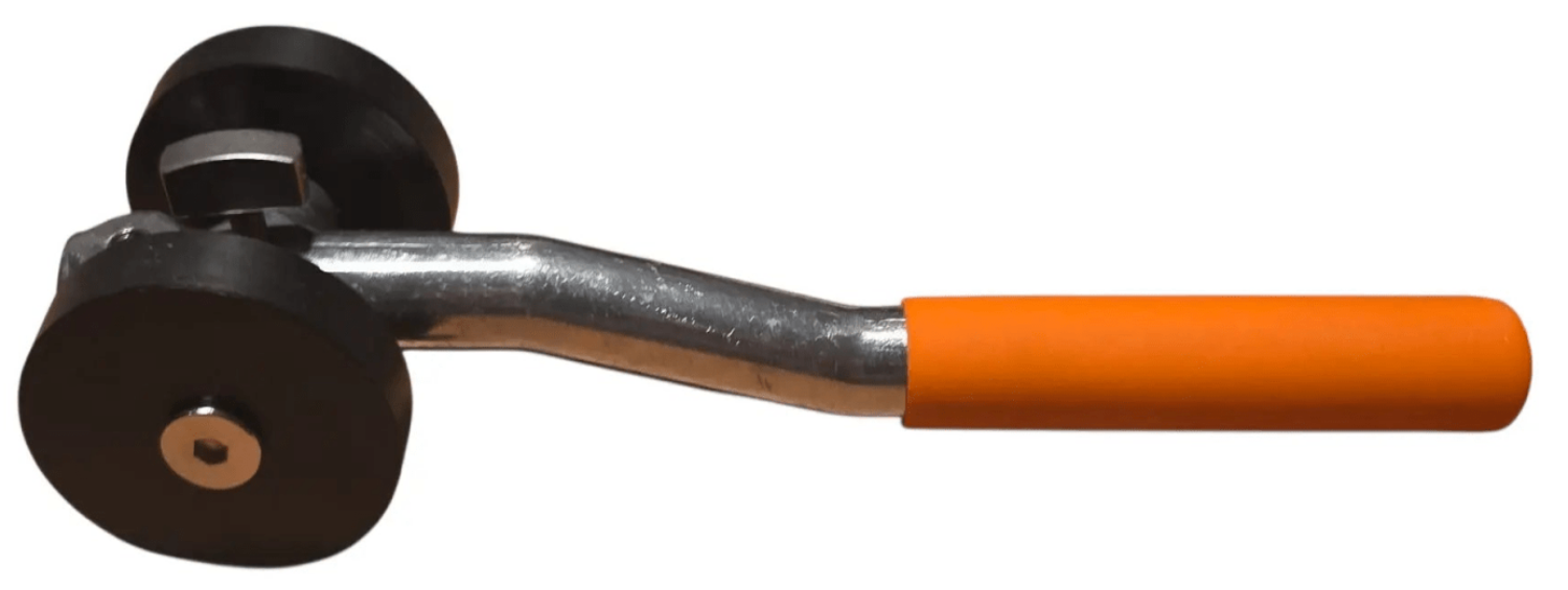 Vosco schroefdraaier met oranje handvat en zwarte rubberen kop, geschikt voor precisiewerkzaamheden. Metalen onderdelen en verstelbare schroef zorgen voor betrouwbare grip bij montage en demontage.
