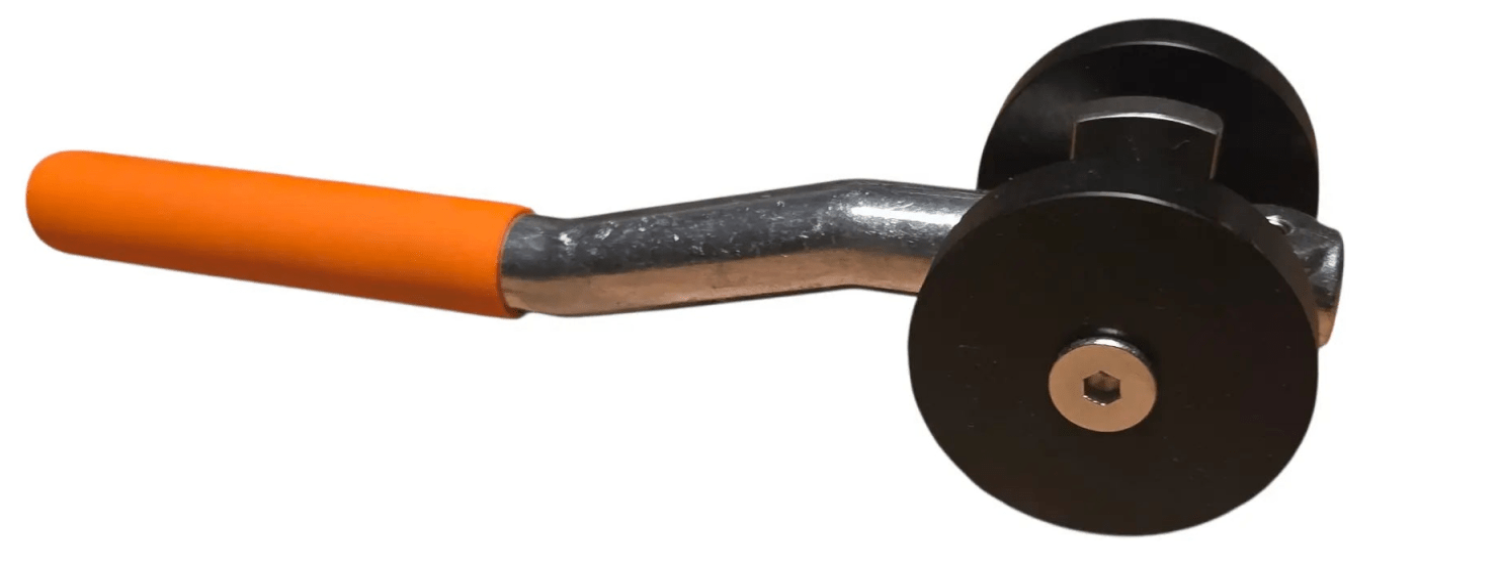 Vosco handbediend schroefkruiser met oranje grip en zwarte rubberen schijf, geschikt voor het verwijderen van schroeven in auto’s en andere metalen onderdelen.