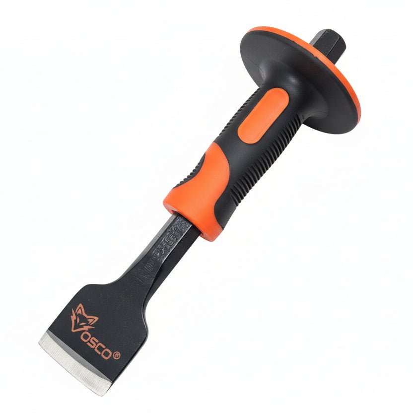 Een OSO-chisel met zwarte en oranje handvat, zichtbare metalen snijrand en merklogo. Geschikt voor houtbewerking en precisiezaagwerk in de houtbewerkingsindustrie.