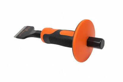 Een OSO-chisel met oranje en zwarte grip, geschikt voor houtbewerking. Het metaal heeft een scherpe, zilverkleurige snede en een duidelijk zichtbaar merklogo.