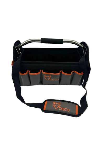 De zwarte OSO toolbag met oranje accenten en metalen handvat is gemaakt van stevig materiaal en heeft meerdere zakken voor gereedschap. Ideaal voor professionals en DIY’ers die op zoek zijn naar een praktische, draagbare oplossing voor hun werkplek.